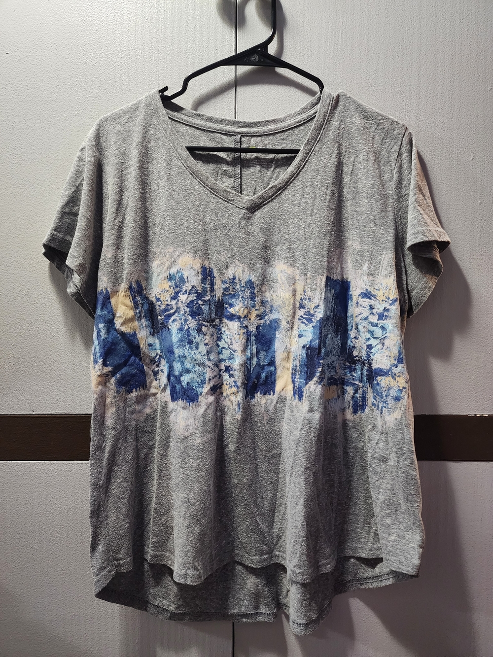 Tek Gear Gray V-Neck Tee with Blue and Cream Brushstroke Print